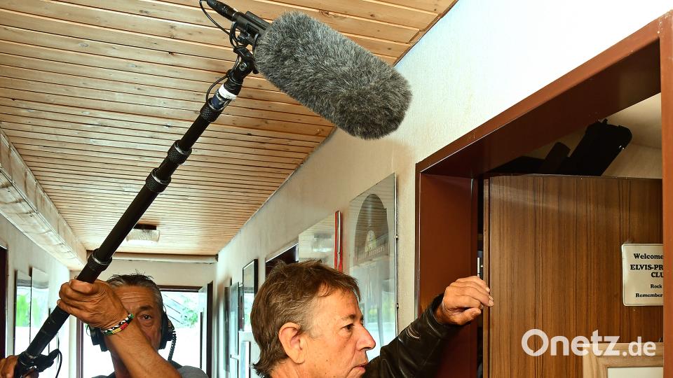 Stofferl Well wartet auf seinen Einsatz. Links im Bild Tonmann Stefan Ravasz. Bild: Petra Hartl