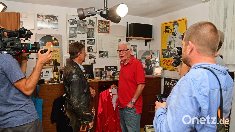 Stofferl Well (Lederjacke) von der Biermösl-Blosn besucht mit einem TV-Team
Wolfgang Houschka (rotes T-Shirt) wegen Elvis und WAA Bild: Petra Hartl
