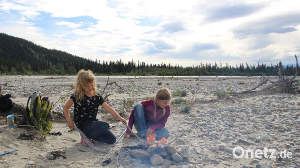 Die Mädels am Lagerfeuer. Bild: Praschel