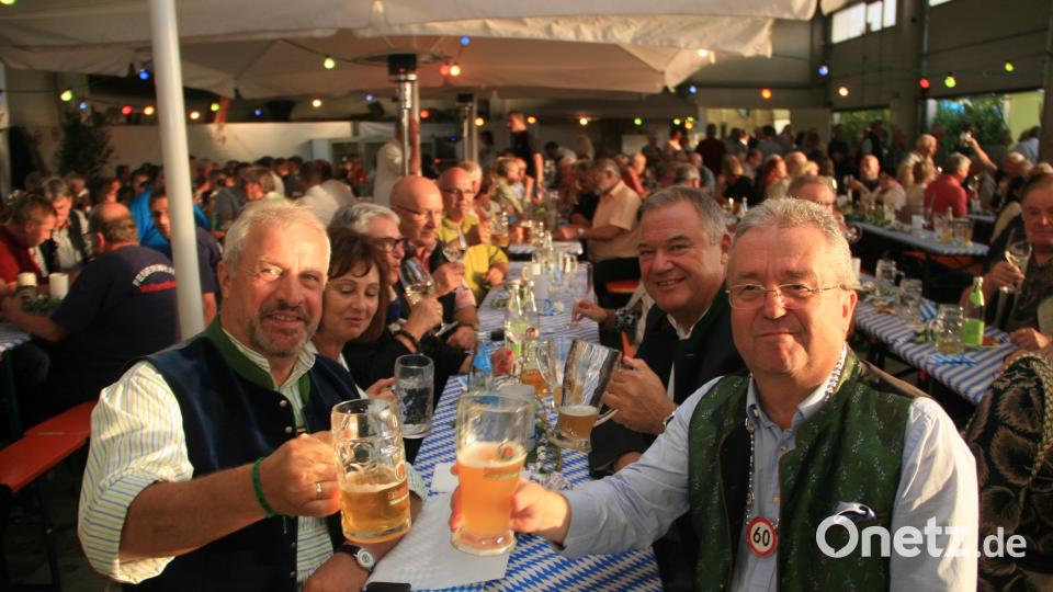 Gekommen war auch der Freund und Bürgermeisterkollege Sepp Flatscher (links), der eigens zur Geburtstagsfeier aus Freilassing angereist war. Bild: wro