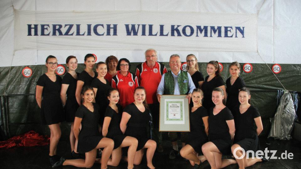 Toni Dutz ist neues Ehrenmitglied beim TB Jahn. Es gratulierten „Temptation“ und die Vorstandschaft um Gerhard Priemer (Mitte). Bild: wro