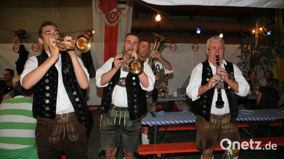 Stimmung im Saal. Zu fortgeschrittener Stunde verließ die Kapelle die Bühne, um inmitten der Gäste aufzuspielen. Bild: wro