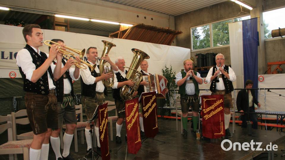 Für die musikalische Unterhaltung sorgte die Blaskapelle aus der Nähe von Hemau. Kapellmeister Frieder Roßkopf (3. von links) ließ es sich aber nicht nehmen, auf Tonis kleine Schwächen etwas näher einzugehen. Bild: wro