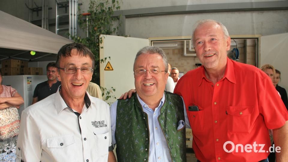 Volksschulfreunde unter sich: Hubert Polster (links) und Gerhard Brandl (rechts) gratulierten ihrem ehemaligen Klassensprecher. Bild: wro