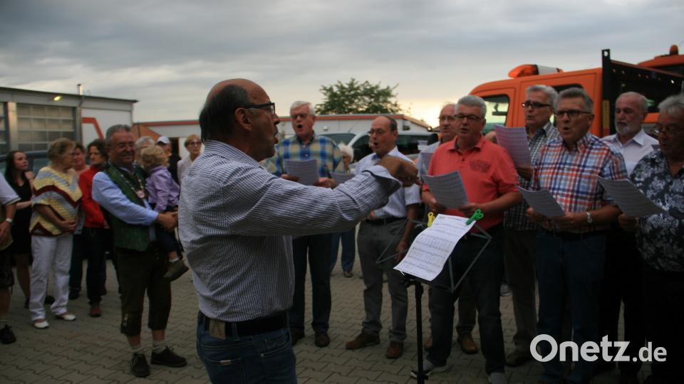 Der Gesangverein aus Schönhaid hatte sich draußen aufgestellt, um ihrem Toni ein Ständchen zu bringen. Bild: wro