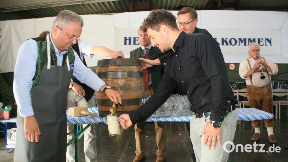 Drei Hammerschläge – den letzten zur Sicherheit – braucht der Jubilar, dann verkündete er „ozapft is“. Unterstützt wurde er von Sohn Michael (vorne rechts), Baron von Gemmingen-Hornberg und Thomas Schultes (Mitte und hinten rechts) von der Friedenfelser Schloßbrauerei. Bild: wro