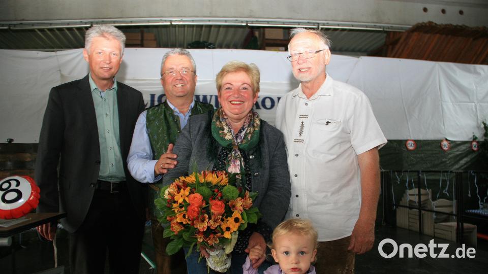 Im Namen des Städtetages im Landkreis schüttelten Lothar Müller (links) und Herbert Bauer dem Geburtstagskind die Hand. Mit im Bild Evi Dutz und Enkel Kilian. Bild: wro