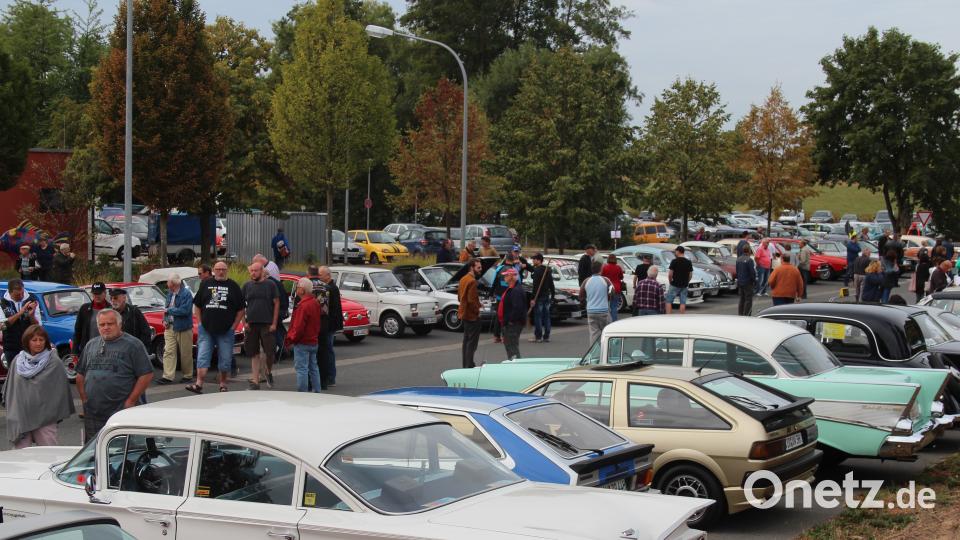 Am Parkplatz bei der Mehrzweckhalle sammeln sich sich Teilnehmer. Bild: stg