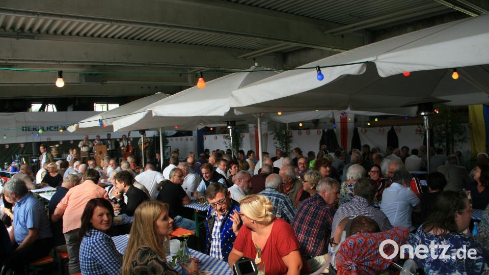 Die deutlich gut gefüllte Festhalle war auch ein Zeichen der Verbundenheit zu ihrem Wiesauer Bürgermeister. Bild: wro
