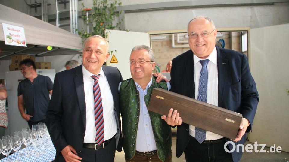 Bei Tonis 60. gaben sich die Ehrengäste die Klinke in die Hand. Unter vielen anderen gratulierten auch Weidens OB Kurt Seggewiß (links) und sein Weidener Bürgermeister Lothar Höher (rechts). Bild: wro