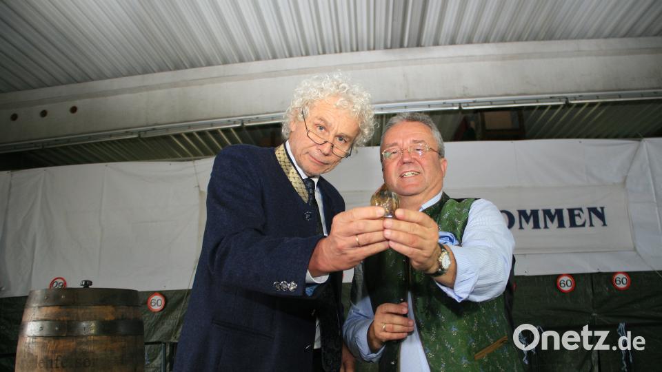 Landrat Lippert (links) beschenkte Dutz mit einem gelben Citrit. Bild: wro