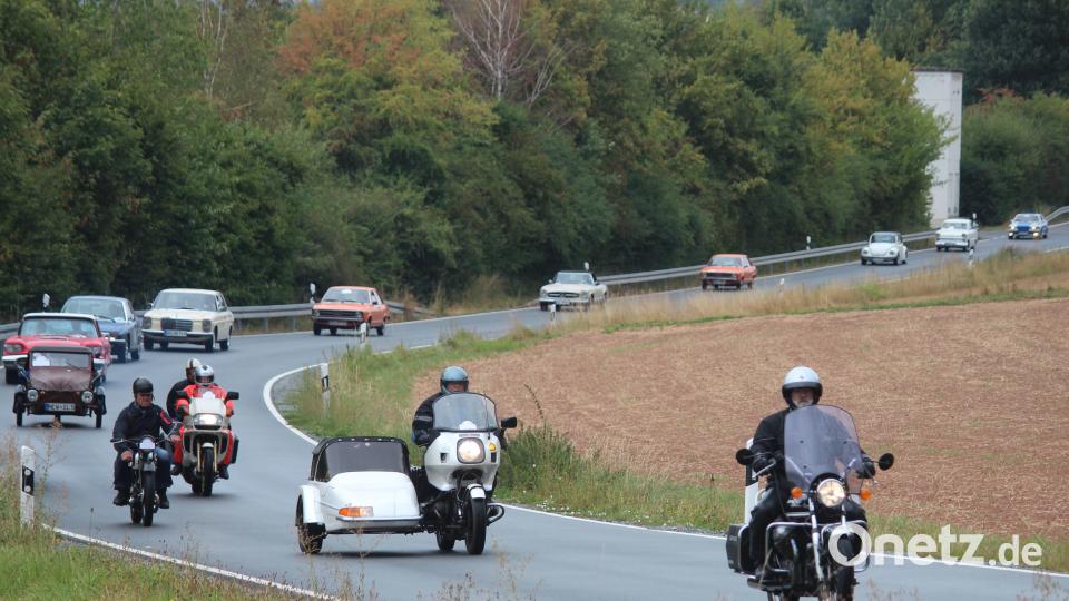 Im Konvoi begaben sich die Oldtimer-Freunde am Nachmittag auf die gemeinsame Ausfahrt nach Eschenbach Bild: stg