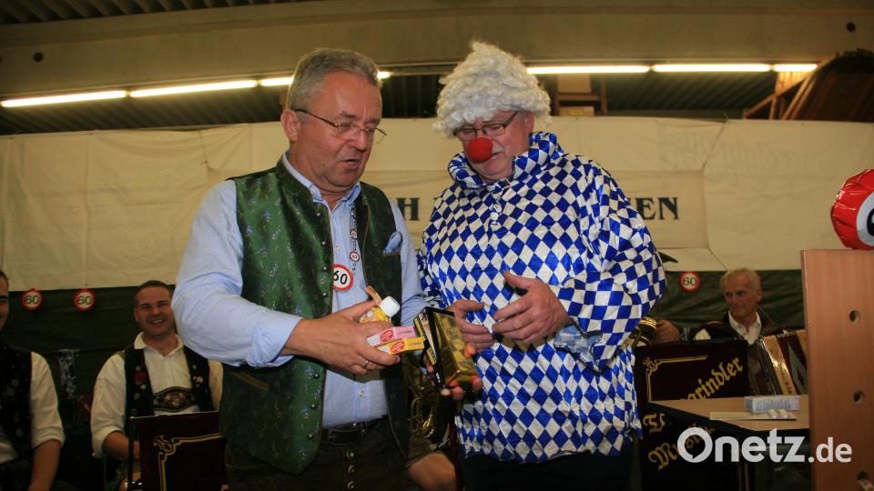„Landrat Wolfgang Lippert“ wurde von Ewald Oppl verkörpert. Zu später Stunde überbrachte er einen Goldbarren. Bild: wro