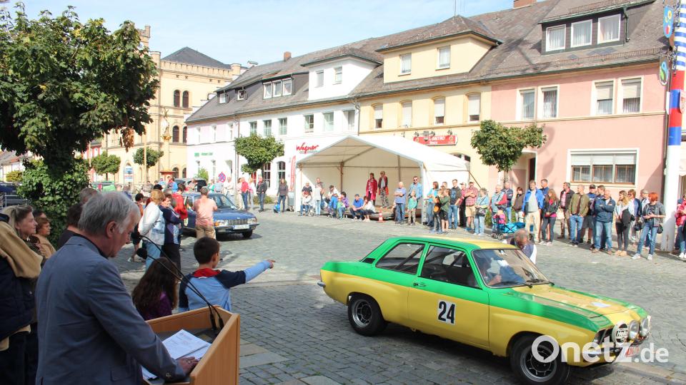 Auch bunte Gefährte konnte Elmar Högl (am Pult) auf dem Kemnather Stadtplatz vorstellen. Bild: stg