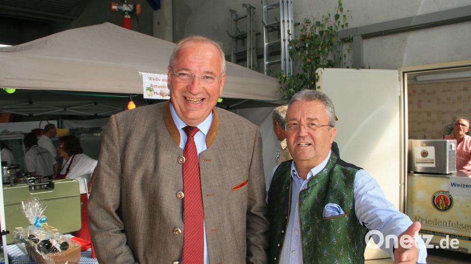 Über den Gast freute sich Toni Dutz sehr: persönlich gratulierte auch der Chamer Landrat und Bezirkstagspräsident Franz Löffler (links). Bild: wro