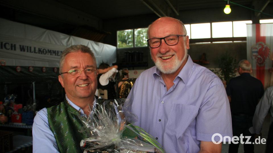 Politik-Urgestein und Ex-MdL Georg Stahl wusste womit man dem Toni eine Freude machen kann. „Probiert wird später“, dankte Dutz seinem Gast. Bild: wro