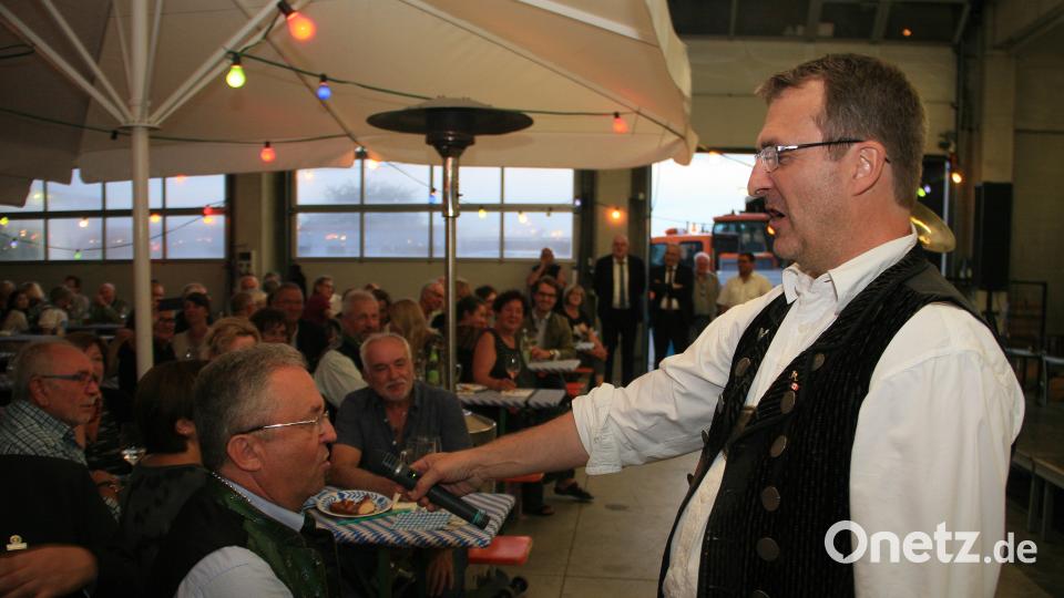 Dass Toni gut singen kann bewies er erneut. Kapellmeister Frieder Roßkopf brauchte nur das Mikrofon hinhalten. Bild: wro