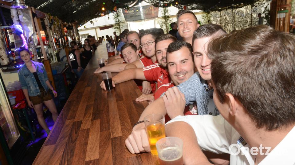 Selbst vormittags ist die Bar gut besucht. Bild: Gabi Schönberger