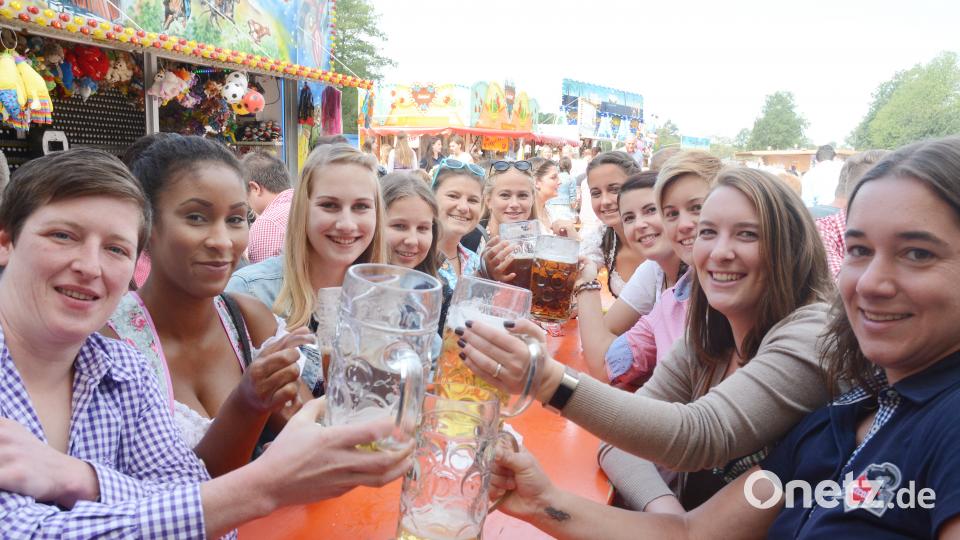 Die ehemaligen Teammitglieder kommen jedes Jahr zum Frühschoppen. Die Fußballmannschaft genießt ihr Treffen. Bild: Gabi Schönberger