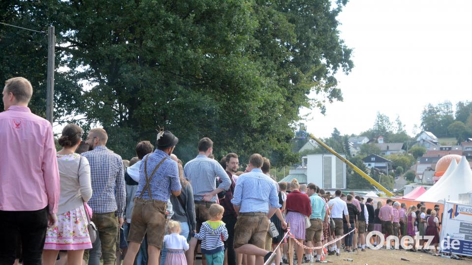 Die Besucher warten auf den Einlass ins Zelt... Bild: Gabi Schönberger