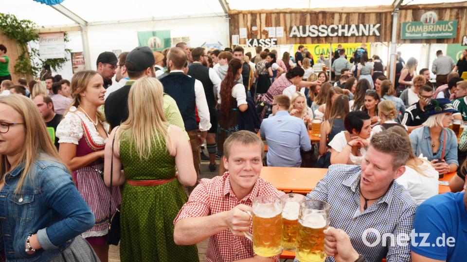 Während die einen am Ausschank anstehen, können andere schon mit ihrem kühlen Bier anstoßen. Bild: Gabi Schönberger