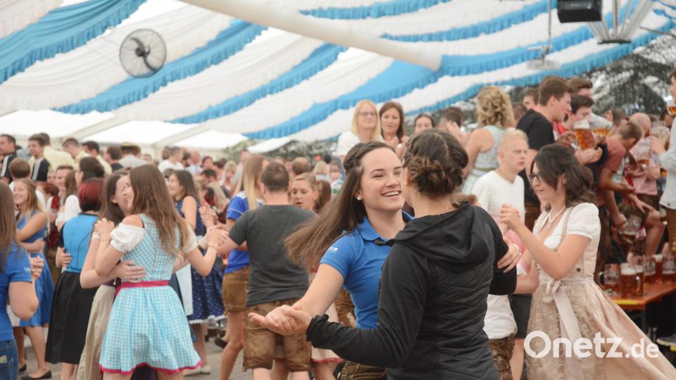 Die Musiker bitten zum Kirwatanz. Zahlreiche Leute stürmen beim &quot;Spitzbuam Boarischen&quot; die Tanzfläche. Bild: Gabi Schönberger