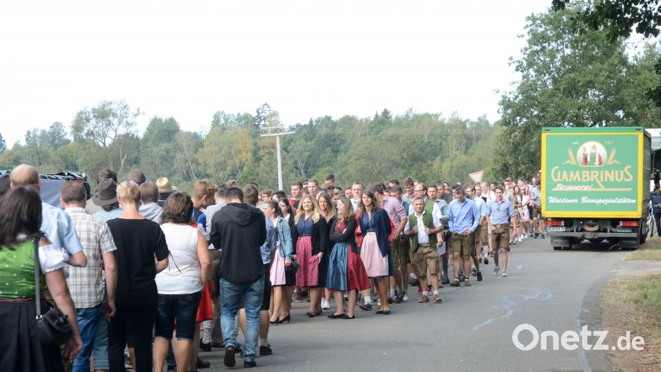 ... und die Schlange nimmt kein Ende. Bild: Gabi Schönberger