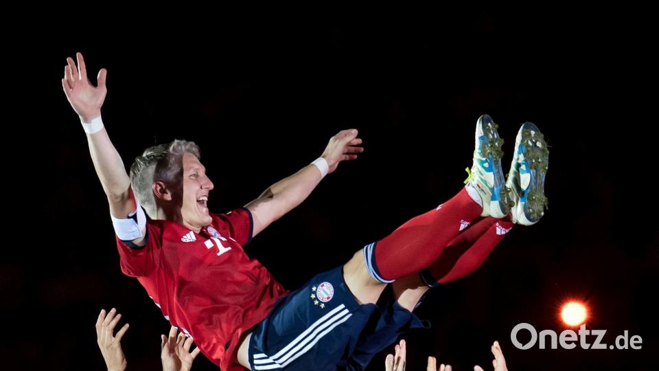 Die ehemaligen Mitspieler lassen Bastian Schweinsteiger noch einmal hochleben. Bild: Sven Hoppe/dpa