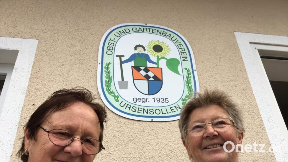 Betti Lehmeier (links) und Maria Hummel sind die guten Geister der Obstpresse in Ursensollen. Drinnen werkelt derweil Egid Ströhl. Bild: gri