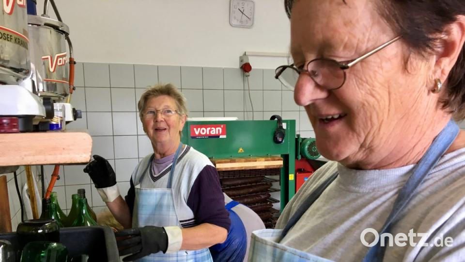 Maria Hummel (links) und Betti Lehmeier beim Abfüllen des Saftes. Bild: gri