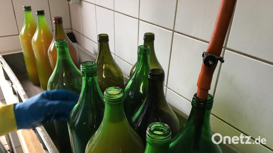 Abfüllen in der Obstpresse Ursensollen. Bild: gri