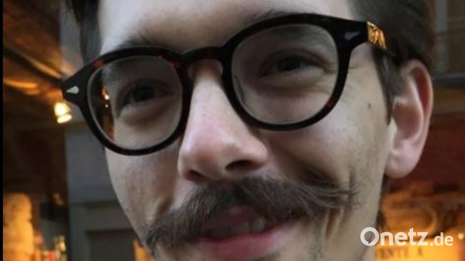 Kellner Felix Janka sagt: „Seitdem ich Schnauzer tragen kann, trage ich auch Schnauzer.“ Pflege findet er besonders wichtig. „Egal ob Essen oder Gerüche, es bleibt einfach schnell etwas hängen.“ Liebevoll nennt er seinen Oberlippenbart deshalb Flavour-Saver (Geschmacksretter). Bild: pkmo