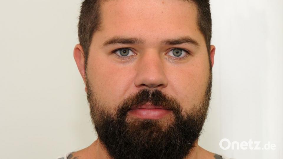 Sebastian Apfel (30) erinnert sich an seine Seefahrer-Vergangenheit: „Es wurde täglich mit Wattebausch geprüft, ob unsere Backen glatt genug waren.“ Aus Rebellion, aber vor allem, weil es ihm gefällt, trägt er seit gut sechs Jahren einen Vollbart. Die Pflege überlässt der Gastronom lieber dem Profi, einem Altstadt-Friseur. Aber: „Zweimal am Tag waschen ist schon aus Hygienegründen ein Muss.“ Bild: Stephan Huber