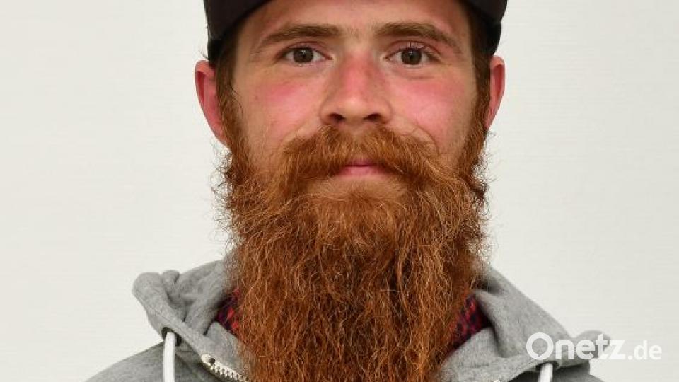 Mit seinem langen, roten Bart sieht Andreas Hampl (27) ein bisschen aus wie ein Wikinger. Bei Eishockeyspielen des ERSC Amberg stört die Pracht nicht. Im Gegenteil: „Als der Bart ab war, habe ich die Kälte viel mehr gespürt.“ Trotzdem kommt es manchmal vor, dass ihn ein Gegner am Bart packt und zieht: „Bis jetzt ist aber noch nichts Schlimmes passiert.“ Bild: Petra Hartl