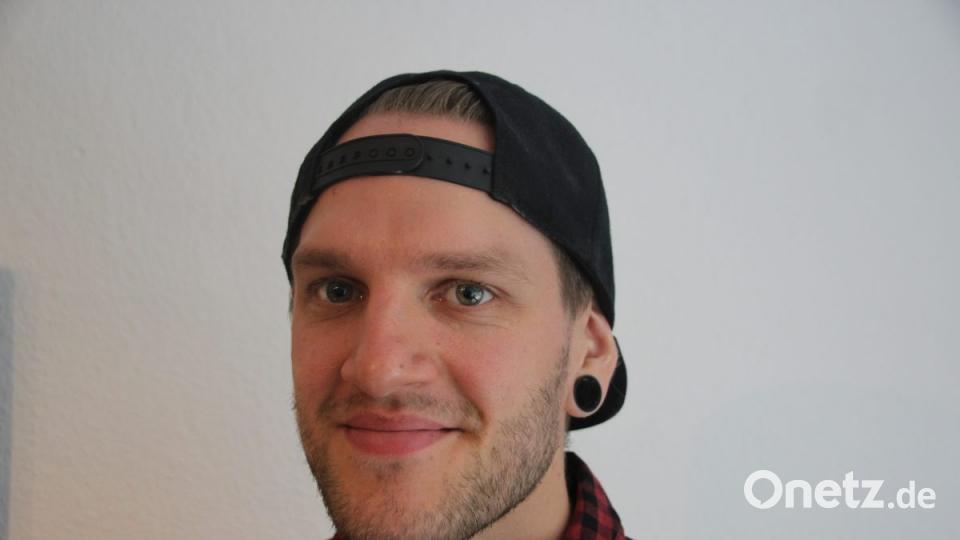 Sandro Bielesch gesteht: „Ehrlich gesagt hat es damit angefangen, dass ich zu faul war, mich zu rasieren.“ Seit sieben Jahren trägt er den klassischen Drei-Tage-Bart, den er besonders pflegeleicht findet. „Manchmal ist es aber auch ein Zehn- oder Zwanzig-Tage-Bart“, räumt der 27-Jährige ein. Bild: thomas.kosarew@oberpfalzmedien.de