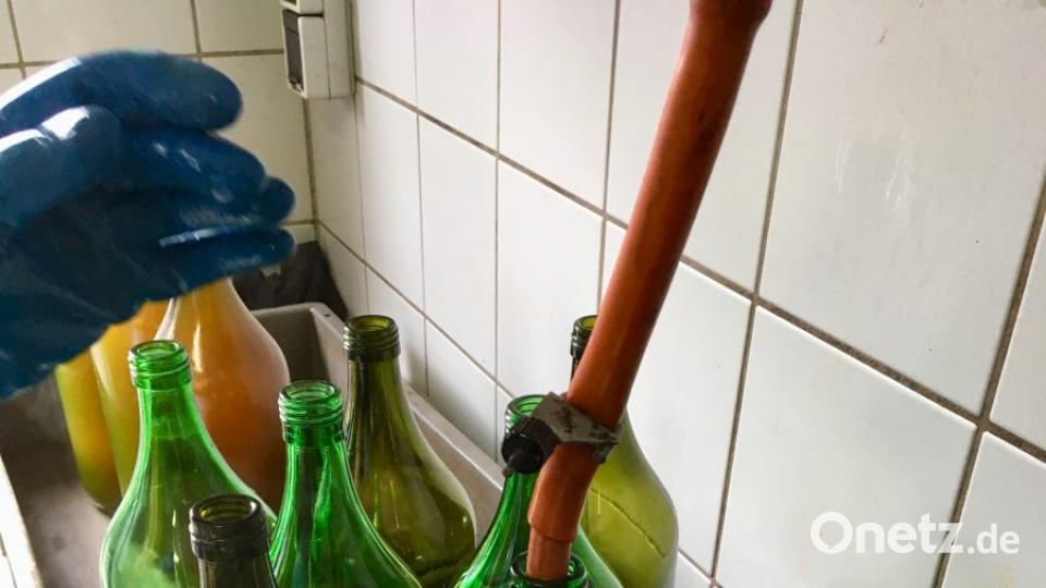 Über einen Schlauch läuft der Saft in die Flaschen. Vorsicht: Der Saft ist hier etwa 80 Grad heiß! Bild: gri