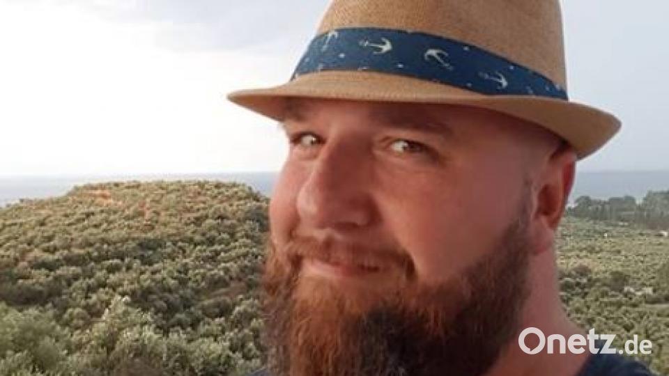 Michael Sandner (41) trägt seit 18 Jahren Bart: „Er wird also volljährig.“ Außerdem: „Ich wollte auch noch was zum Frisieren haben, wenn die Haare auf dem Kopf schon ausgehen.“ Aber: „Der Vergleich mit Islamisten oder Hipstern kommt, doch da stehe ich drüber.“ Es gebe Überredungsversuche, sich zu rasieren, aber das sei tabu: „Nur im medizinischen Notfall.“ Bild: pkmo