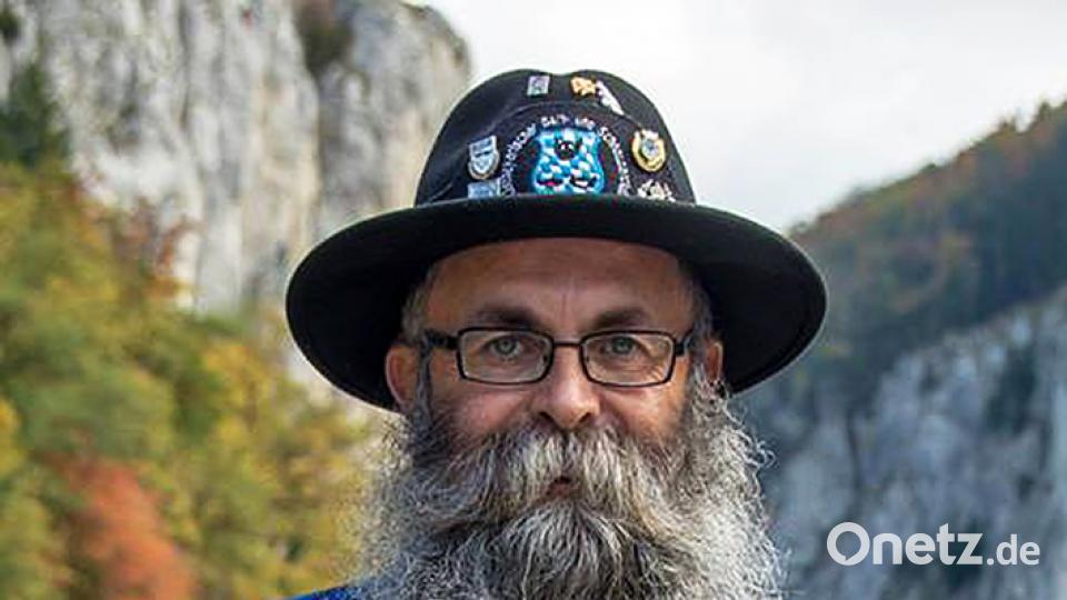 Die Bart-Geschichte von Wilhelm Preuß aus Sulzbach-Rosenberg beginnt 1980: „Als ich bei der Bundeswehr war, ist die Wasserleitung eingefroren. Das tägliche Rasieren war eine Qual“, erzählt der Vorsitzende des Ostbayerischen Bart- und Schnauzerclubs. Seine Frau steht hinter ihm: „Sie hat gemeint: ,Ich lasse mich scheiden, wenn du den Bart abrasierst’. Also habe ich im Moment wirklich keinen Grund, etwas zu ändern.“ Bild: exb