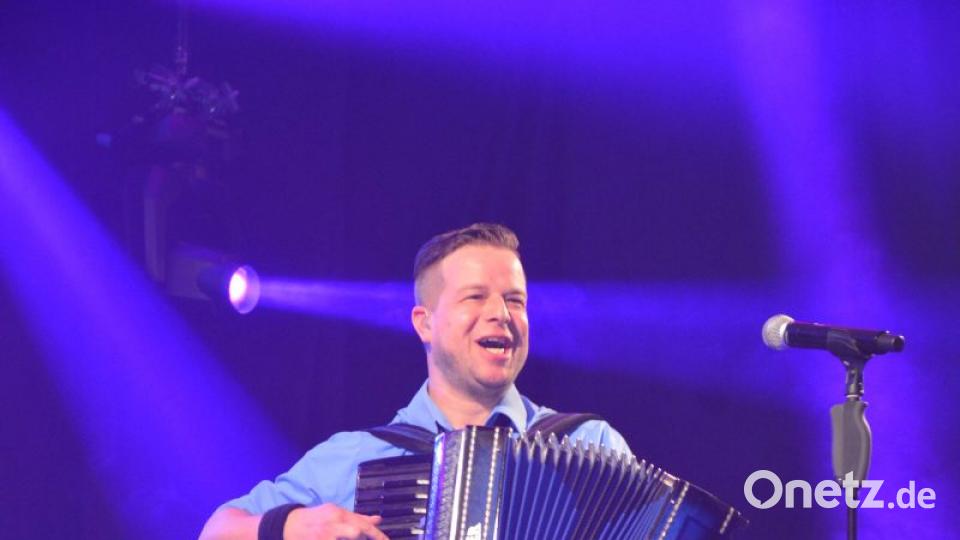 Sänger Christoph von den "Rotzlöffl" in seinem Element. Bild: Freya Stöckl