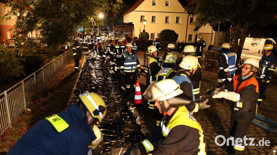 Bei einer praktischen Übung in Floß vertiefen alle Einsatzkräfte ihre Kenntnisse. Bild: exb