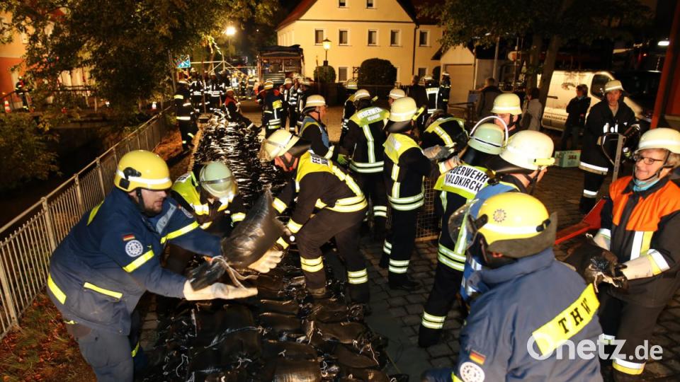 Bei einer praktischen Übung in Floß vertiefen alle Einsatzkräfte ihre Kenntnisse. Bild: exb