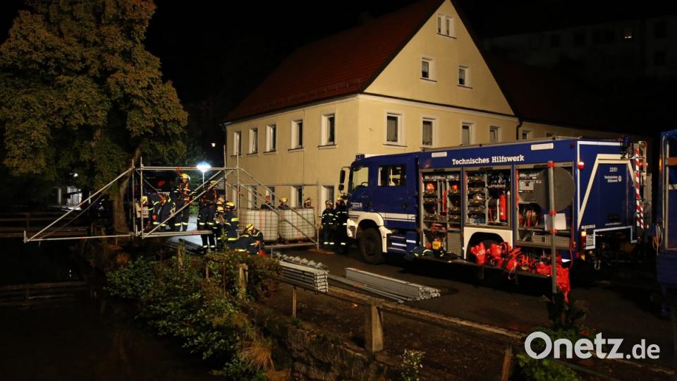Bei einer praktischen Übung in Floß vertiefen alle Einsatzkräfte ihre Kenntnisse. Bild: exb