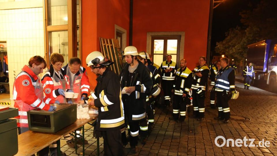 Bei einer praktischen Übung in Floß vertiefen alle Einsatzkräfte ihre Kenntnisse. Bild: exb