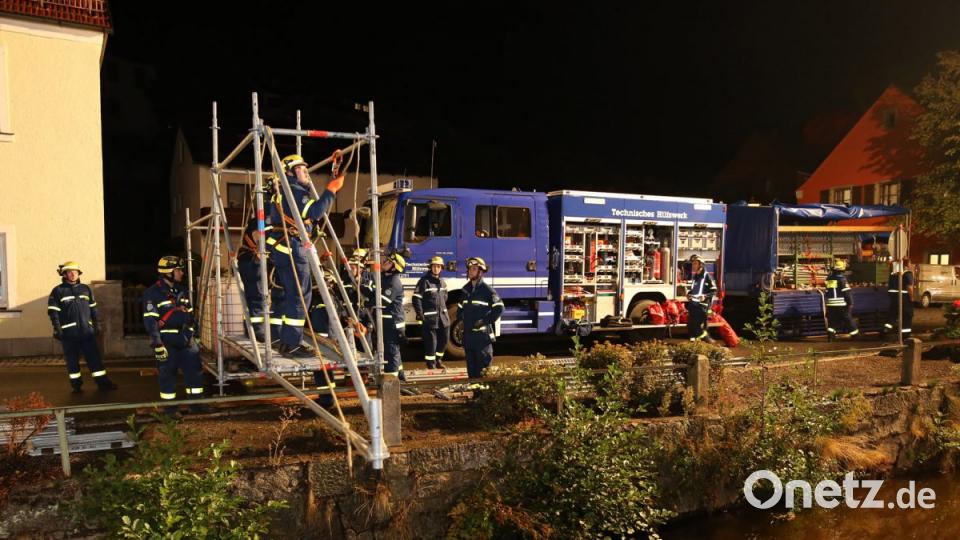 Bei einer praktischen Übung in Floß vertiefen alle Einsatzkräfte ihre Kenntnisse. Bild: exb