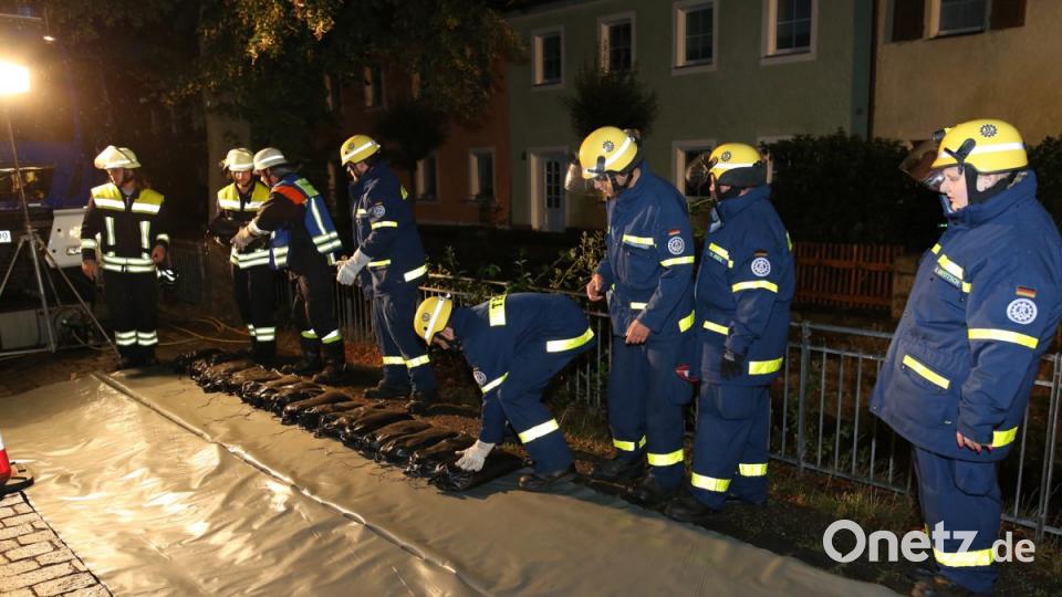 Bei einer praktischen Übung in Floß vertiefen alle Einsatzkräfte ihre Kenntnisse. Bild: exb