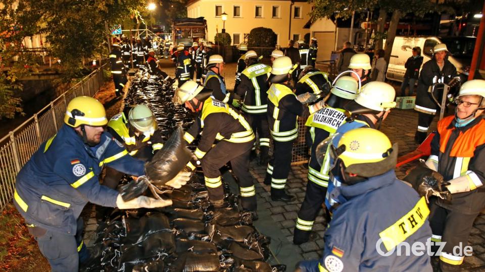 Bei einer praktischen Übung in Floß vertiefen alle Einsatzkräfte ihre Kenntnisse. Bild: exb