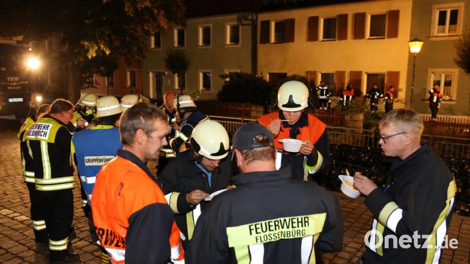 Bei einer praktischen Übung in Floß vertiefen alle Einsatzkräfte ihre Kenntnisse. Bild: exb