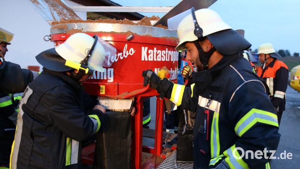 Bei einer praktischen Übung in Floß vertiefen alle Einsatzkräfte ihre Kenntnisse. Bild: exb