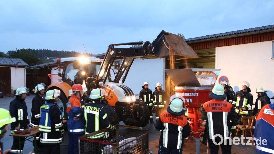 Bei einer praktischen Übung in Floß vertiefen alle Einsatzkräfte ihre Kenntnisse. Bild: exb