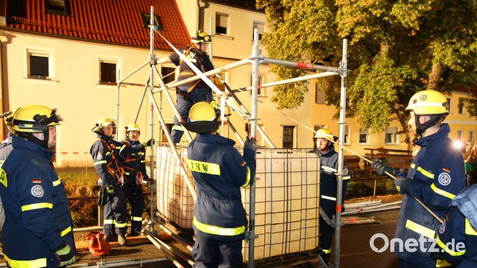 Bei einer praktischen Übung in Floß vertiefen alle Einsatzkräfte ihre Kenntnisse. Bild: exb